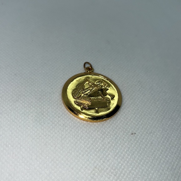 MUSICAL INSTRUMENT PENDANT CHARM GOLD TONE, PIANO, VIOLIN, SAXOPHONE, NOTE - Picture 8 of 10